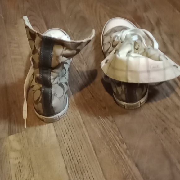 Coach - Picture 4 of 4